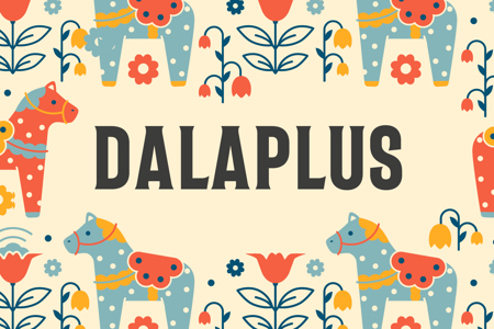 Illustration med mönster av färgglada dalahästar och blommor runt texten ”DALAPLUS” i mitten.